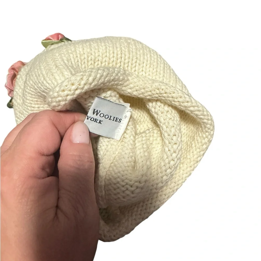 Winning Woolies baby girl knit hat with flowers. NWOT